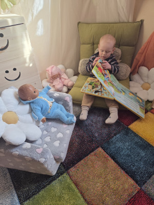 Ruhe bitte, er liest der Puppe was vor